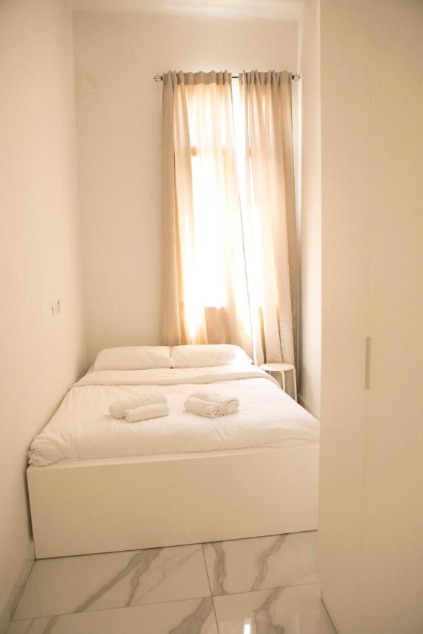 Bauhaus Stylish Apartments - By Bookiz Tel Aviv Esterno foto
