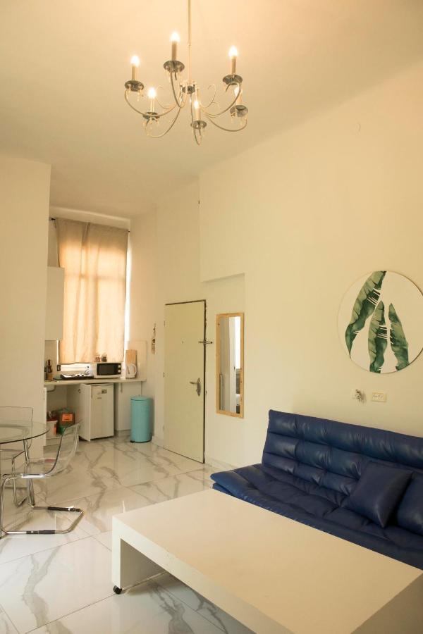 Bauhaus Stylish Apartments - By Bookiz Tel Aviv Esterno foto