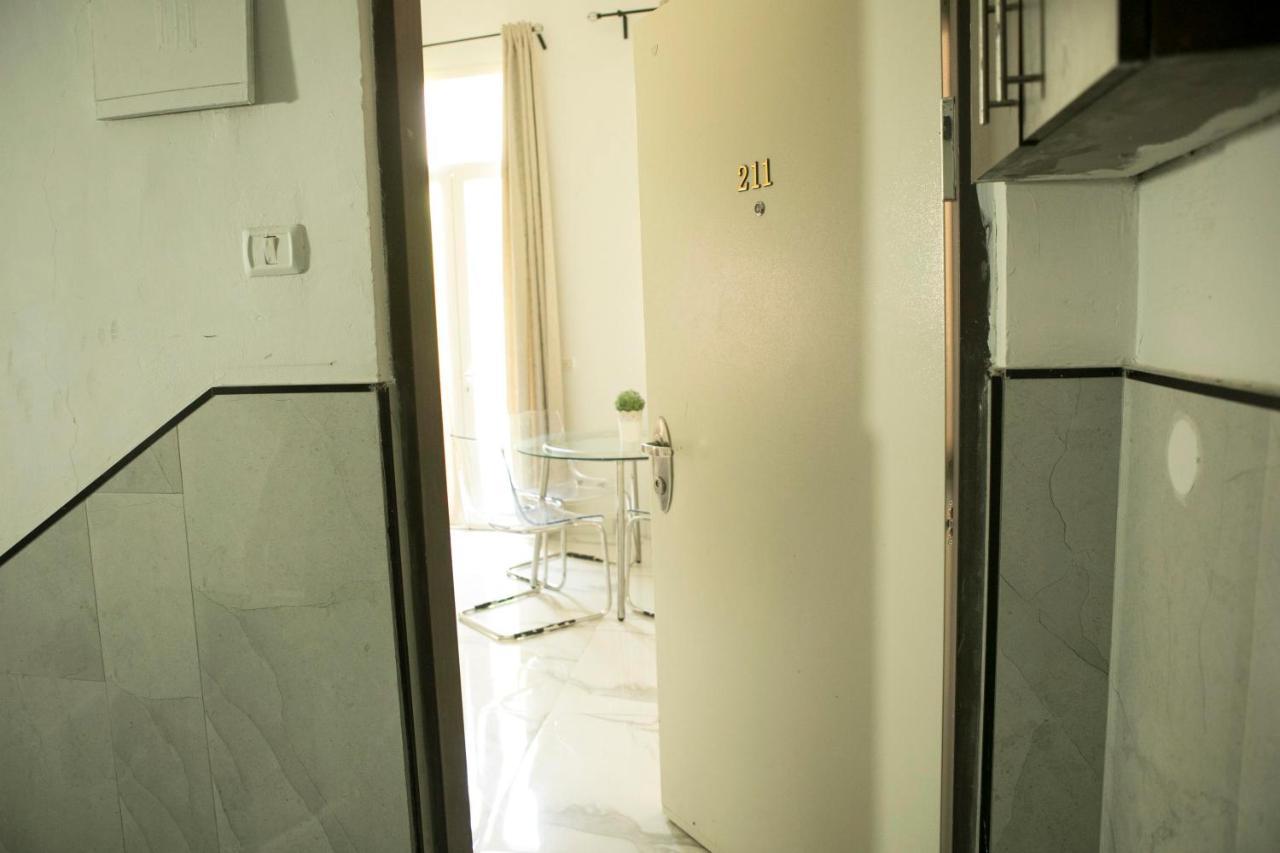 Bauhaus Stylish Apartments - By Bookiz Tel Aviv Esterno foto