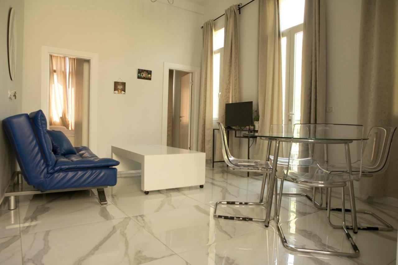 Bauhaus Stylish Apartments - By Bookiz Tel Aviv Esterno foto